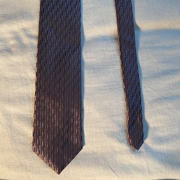 This tie is grey - Picture 3 of 4